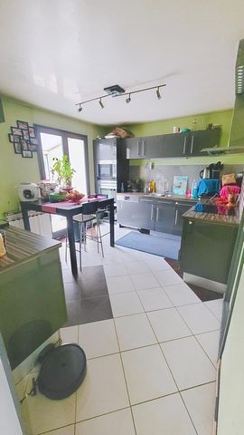 Située à L'Aigle (61300), cette charmante maison de 93 m² s'épanouit dans un quartier paisible et convivial. Proche de l'hôpital, de la gare et des commerces, elle offre un cadre de vie agréable, idéal pour les familles. De plus, son exposition est-o...