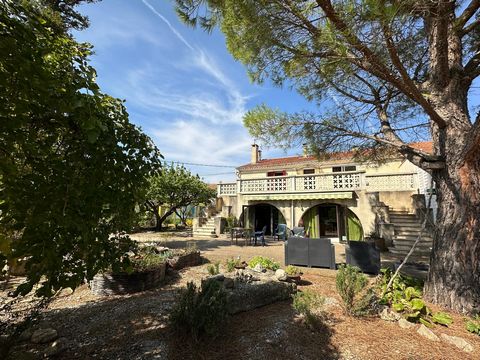 Située entre les communes de Jonquières et Camaret/Aygues, cette ferme mitoyenne offrira un cadre campagnard paisible à ses résidents. D'environ 235 m² habitables, celle-ci s'étend sur un terrain de 5467 m² et se compose de 8 pièces principales, répa...