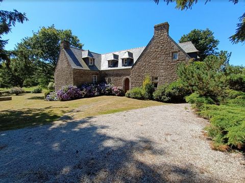 Maison familiale en pierre idéale profession libérale avec Rez-de chaussée et Rez-de-jardin. Vaste entrée desservant des grandes pièces avec cheminée avec accès en Rez-de-jardin. Cuisine, chaufferie, 2 salles de bain. 3 chambres en Rez-de chaussée et...