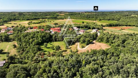 Istria, Vižinada - Terreno edificabile con vista panoramica Sulle pittoresche colline vicino a Vižinada, circondato da vigneti e cantine rinomate, è disponibile in vendita un interessante terreno edificabile. La proprietà comprende un lotto edificabi...