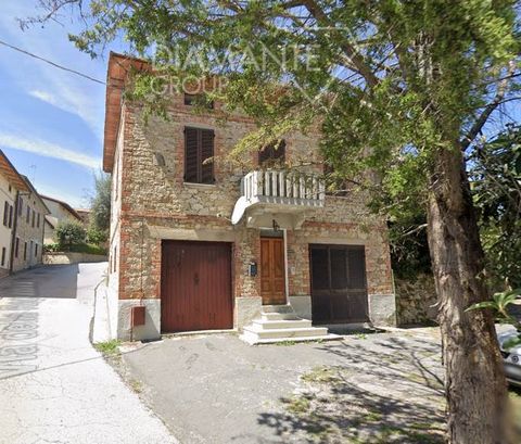 CASTIGLIONE DEL LAGO (PG) – Loc. PUCCIARELLI: Unabhängiges Haus auf drei Ebenen mit 210 qm, bestehend aus: - Erdgeschoss mit Wohnzimmer mit Kamin, Bad und Garage; - erster Stock mit Küche, drei Schlafzimmern, Bad und Balkon; - zweiter Stock mit teilw...