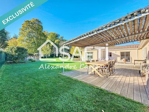 Proche Fargues - Alexandre CARTEAU, votre conseiller SAFTI, vous propose en exclusivité cette jolie villa de plain pied de 172 m² construite en 2008 et agrandie de + de 70m² en 2021. Cette villa est située dans un quartier calme et résidentiel à 10 m...