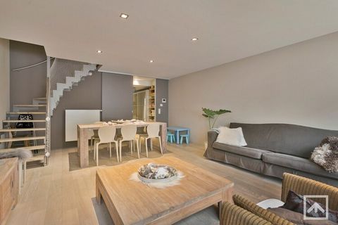 Prachtig duplex-appartement met lift gelegen op een steenworp van de zeedijk. Volledig ingerichte keuken met alle comfort. Ruime modern ingerichte woonkamer met aansluitend zonneterras met loungesalon. Apart toilet. Master bedroom met dressing. De tw...