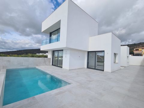 Diese atemberaubende Luxusvilla in San Roque bietet die perfekte Kombination aus Eleganz, Komfort und atemberaubender Aussicht. Gelegen in der wunderschönen Stadt Cadiz, Costa Del Sol, ist diese Villa ein wahres Juwel. Mit 3 geräumigen Schlafzimmern ...