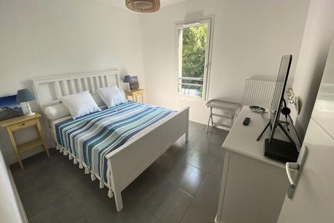 Appartement voor 6 personen gelegen in het stadscentrum, bestaande uit een entree, een woonkamer met een slaapbank van 160 cm, een flatscreen-tv, een keukengedeelte met inductiekookplaat, een combimagnetron, een koelkast, een koffiezetapparaat (Krups...