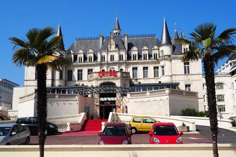 A 5 min du centre à pied par la promenade sur le front de mer. Au 2 éme étage avec ascenseur, séjour avec canapé convertible pour 1 personne (120x200) TV écran plat, table et chaises en bois, 1 chambre avec 1 lit en 160, cuisine ouverte équipée : fri...