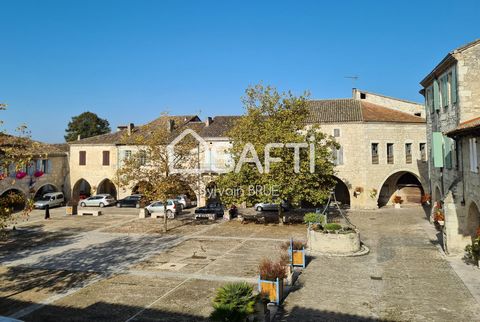 Dans le bas Quercy, au centre de cette bastide médiévale du XIIIe siècle, Castelsagrat, à 10mn de Valence d'Agen et 30mn de l'aéroport d'Agen, je vous propose cette maison de village avec jardin, garage et gite classé meublé de tourisme, 3 étoiles et...