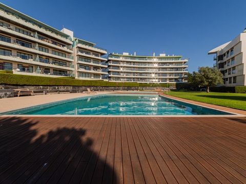 This extraordinary penthouse offers a unique opportunity to combine luxury, comfort, and natural beauty in the heart of Cascais. Located in an exclusive gated community, it provides 24/7 security, impeccably maintained gardens, outdoor pools, an indo...