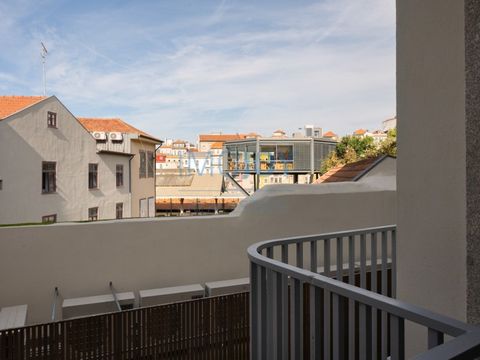 Wohnung T1 + 1 mit einer privaten Fläche von 84,27 m2 und Balkon von 2,65 m2. Diese Fraktion besteht aus einem Wohnraum, einer offenen Küche, einem Schlafzimmer, einem Badezimmer und einem weiteren Schlafzimmer mit einem zweiten Badezimmer. Die Frakt...