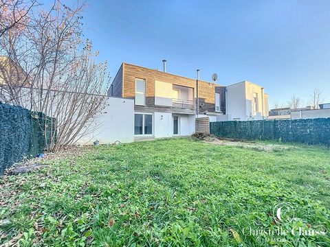 In Obernai, close to all amenities, come and discover this house built in 2009, on a plot of 2.5 ares, offering a living area of about 100 m2. From the entrance, a hallway leads you to a bright living room with an open kitchen, all embellished with a...