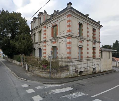 Venez découvir cet très bel immeuble de rapport de plus de 260 m2 qui comprend trois appartements et un cabinet dentaire. Trois caves et deux garages complètent l'ensemble sur un terrain de plus de 550 m2. Le cabinet dentaire présente une surface de ...