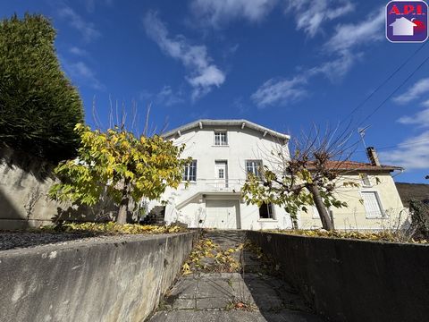 Im Herzen von Lavelanet gelegen, nur einen Steinwurf von Geschäften und Verkehrsmitteln entfernt, bietet dieses Familienhaus auf 1000 m2 Grundstück mit seinen 6 Schlafzimmern, seinem Garten und seinem Nebengebäude großes Potenzial. Mit einer Fläche v...