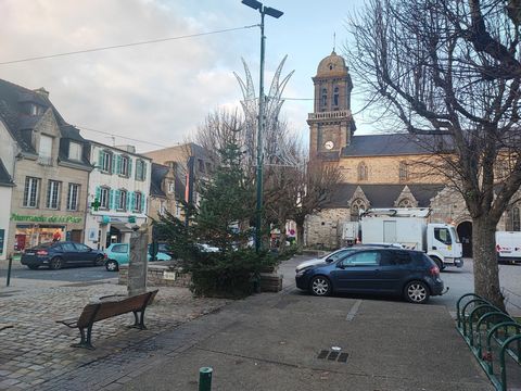 Local commercial de 90m2 situé en hyper centre ville avec parking gratuit à proximité. Belle vitrine. Surface commerciale de 60m2 environ et possibilité d'extension sur les réserves. WC. Kitchenette. Loyer 980 mensuel plus 62 de provisions pour charg...