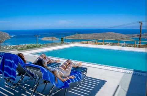 Niché dans les collines au-dessus du charmant village de pêcheurs de Plaka, l’établissement offre une vue imprenable et ininterrompue sur la baie d’Elounda et l’île historique de Spinalonga. Cette villa de 3 chambres magnifiquement aménagée combine l...