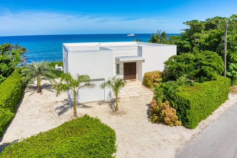 CIREBA MLS 418517 Treten Sie ein in das Seaside Hideaway, ein atemberaubend komplett renovierter Rückzugsort am Strand, in dem Luxus auf Gelassenheit trifft. Dieses atemberaubende Haus wurde professionell und mit viel Liebe zum Detail eingerichtet un...