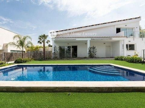 Precioso chalet de distribución en una sola planta, en urbanización con servicio de vigilancia 24 horas en Bétera, Valencia. La villa se asienta sobre una parcela de aproximadamente 830 m² y ofrece espacios amplios y una distribución cómoda.Al accede...