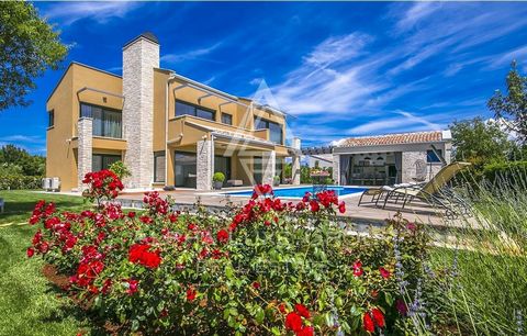 Istrien, Sveti Lovreč- Moderne Villa mit Pool und großem Garten Eine moderne Villa inmitten ruhiger Natur steht zum Verkauf, nur 15 km vom Meer und der lebhaften Stadt Sveti Lovreč entfernt. Diese luxuriöse Immobilie bietet ein großzügiges Layout und...