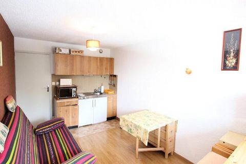 Ce studio cosy de 22 m² est situé dans le charmant quartier de la Roche Béranger à Chamrousse 1750, offrant un séjour tout confort à quelques pas des pistes et des commerces. Situé au 1er étage avec une vue orientée ouest, le studio est idéal pour un...