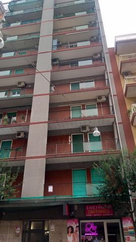 Taranto, via cesare battisti, near via plateja revenue agency, pharmacy forty, in a commercial area with excellent viability, for sale in a condominium building with elevator, apartment located on the 1^ floor, consisting of a large entrance hall, tw...