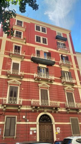 Taranto village, very central, very close to Via di Palma, Villa Peripato, Corso Umberto for sale in a period building with upcoming elevator installation works, renovated apartment located on the mezzanine floor, comprising entrance hall, large room...