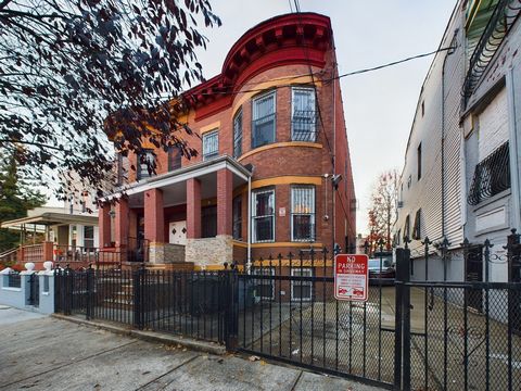 Cette maison bifamiliale magnifiquement entretenue est nichée dans un quartier calme et serein de l’est de New York, à Brooklyn, offrant le mélange parfait de confort et de commodité. La propriété dispose d’une unité spacieuse de 4 chambres au deuxiè...