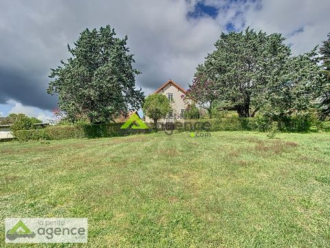 La Petite Agence Aubusson vous propose à la vente cette magnifique maison de 5 pièces sur un écrin de verdure de 4000m2 . A proximité d'Aubusson dans un charmant village, elle saura vous séduire avec ses 140 m2 et la qualité de sa rénovation chaleure...