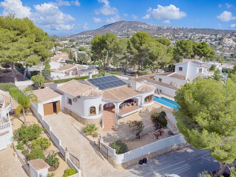 Esta impresionante villa ofrece todo lo que se puede desear en una casa de lujo. Situado a poca distancia de la playa y del encantador centro de Moraira, puede disfrutar de lo mejor de ambos mundos: la tranquilidad de un entorno verde y la vitalidad ...