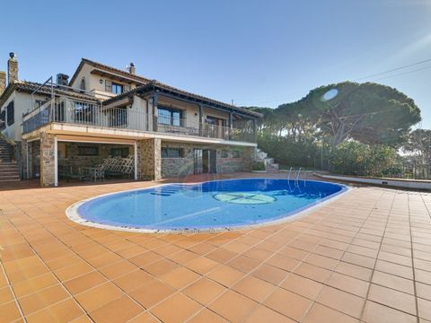 This impressive luxury villa in the exclusive urbanisation of La Fosca and Les Bateries offers you an unparalleled rustic style with ceilings, beams and doors of noble wood that bring warmth and elegance to the rooms. With 689 m² built and 580 m² usa...