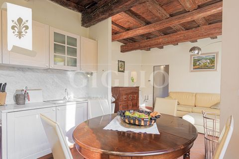 Réf. 738BV NOTRE EXCLUSIVITÉ Au cœur du centre historique de Florence, à quelques pas du Ponte Vecchio, cet élégant appartement de 70 m² se trouve au premier étage d'un ancien bâtiment, autrefois un couvent, sans ascenseur. En parfait état d'entretie...