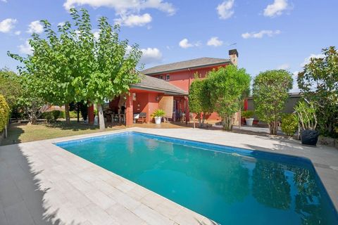 Diese prächtige Villa befindet sich in der prestigeträchtigen Urbanisation Palau in Girona und ist nicht nur ein Haus, sondern ein Refugium für die Sinne. Vom Balkon aus erinnern Sie die imposanten Berge, die die Stadt umgeben, und die majestätische ...