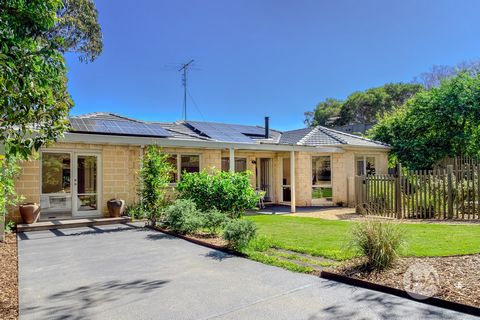 Bellamente situada en el tranquilo borde de Flinders Village, esta cautivadora casa de 3 dormitorios con oficina combina el encanto con una vida conveniente. Desde su acogedora y privada entrada junto a la piscina hasta los interiores de planta abier...