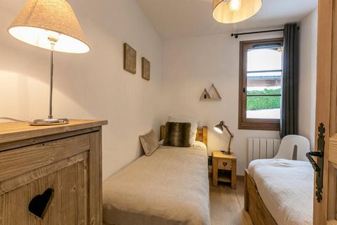 Ce charmant appartement de 52 m², situé dans la pittoresque vallée des Confins, offre un refuge paisible à seulement 4,5 km du centre du village. Situé en rez-de-jardin et orienté plein sud, il permet d'accéder facilement aux activités de plein air r...