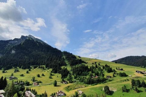 Cet appartement, situé dans une résidence construite en 1964, vous propose un séjour tout confort à La Clusaz, à seulement 3 km du centre du village et avec un accès direct aux pistes de ski de Jument 2000 et du Transval. L'appartement de 36 m² est s...