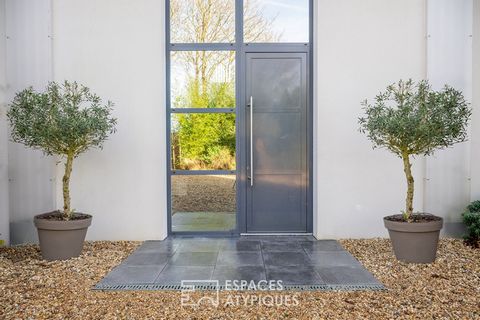 In the heart of the village of Le Bardon, near Meung-sur-Loire, this contemporary house with an inverted plan combines clean lines. With a living area of 206 m2 on a plot of approximately 1000 m2, it offers comfort and functionality in tune with the ...