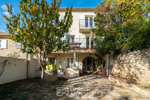 Eingebettet im Herzen des malerischen Dorfes Eguilles, in unmittelbarer Nähe von Aix-en-Provence, hat dieses Haus von ca. 170 m2 seinen Ursprung im ältesten Bauernhaus des Dorfes. Es wurde komplett mit zeitgenössischer Raffinesse renoviert und bietet...