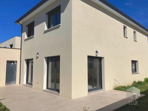 Montélimar, quartier Sarda, Villa neuve 5 pièces d'environ 150 m2 habitables, offrant en rez de chaussée une grande chambre avec douche, 1 salon séjour avec cuisine ouverte d'environ 60 m2, 1 cellier, 1 toilette et à l'étage 3 chambres dont une suite...