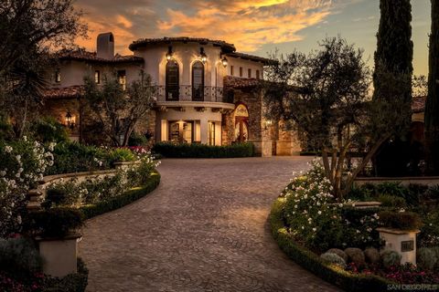 Largement mis à niveau et étendu. L’élégante tourelle de deux étages avec balcon surplombe une superbe allée de pavés italiens taillés à la main. L’extérieur est orné de détails en pierre vénitienne, de luminaires en fer personnalisés, d’un étang de ...