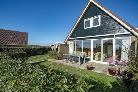 Vakantiehuis op loopafstand van het strand van Julianadorp aan Zee. Dit vakantiehuis ligt op het kleinschalige park Callantsogervaart in Julianadorp aan Zee. De lichte zonnige woonkamer heeft een open haard en uitzicht op de ruime voortuin met tuinme...