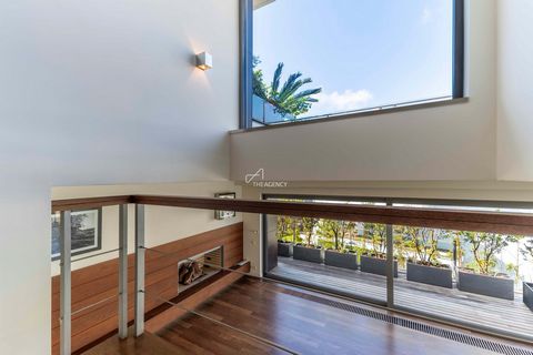 Located in Cascais. Discover this 4-bedroom duplex apartment in the heart of Estoril, one of the most prestigious areas in Cascais. With an area of 290m2, it offers a unique living experience. The apartment consists of large rooms and a layout that f...