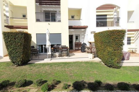 Esta acogedora villa triplex construida en 2009 ubicada en un condominio de alta calidad se distribuye en 3 plantas, con sala de estar, cocina, baño de servicio y garaje en la planta baja, 2 dormitorios con suite y terrazas privadas en el 1er piso y ...