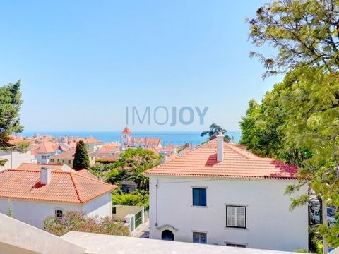 Fantastico appartamento duplex con quattro camere da letto completamente ristrutturato con vista sul mare. Inserito in uno Chalet di architettura tradizionale portoghese con 228 m2 di superficie lorda edificabile, dispone di un giardino di 42 m2 e di...