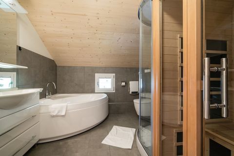 Descubra el refugio alpino definitivo en nuestro chalet de 100 m², con capacidad para 8 personas. Con cuatro cómodas habitaciones, tres con camas dobles y una con dos camas individuales, este chalet ofrece un refugio relajante para todos. Las comodid...