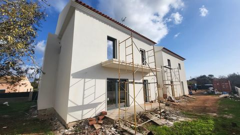 Novo condomínio fechado, em construção, com apenas 5 apartamentos, de tipologias T1 e T2, estando localizado no Algoz, numa zona calma, com vista para o campo e próximo de todos os serviços. Este apartamento T2 é composto por dois quartos com roupeir...