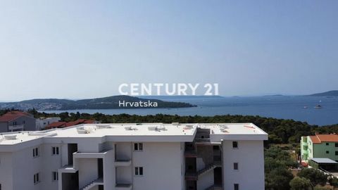 En las inmediaciones de Trogir, mediamos en la venta de un edificio residencial de 22 apartamentos, construcción de calidad y diseño moderno, a 600m del mar. El apartamento 19 está ubicado en el segundo piso del edificio, el interior es de 45.65m2, y...