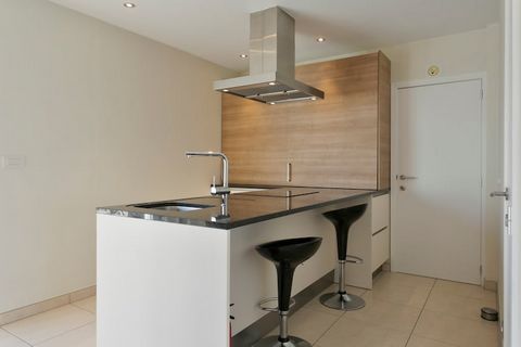 Dit fantastische penthouse, gelegen in een modern gebouw, biedt een uitzonderlijke setting voor een ontspannen vakantie. De ruime woonkamer, gecombineerd met een open keuken, biedt toegang tot twee zonovergoten terrassen, perfect om te genieten van h...