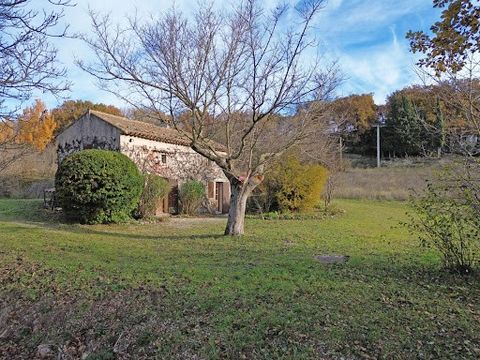 Pleasant cottage in the Gordes countryside, in a particularly peaceful setting with views of the Luberon. The property sits on a plot of over 6,000 m², part of which is planted with vines. The ground floor comprises a living room (approx. 16 m² with ...