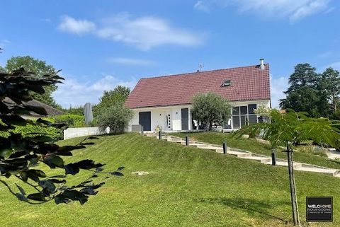 Close to Givry – Sought-after area. We offer you this beautiful renovated villa of 166 m2 of living space, comprising 4 bedrooms, a living/dining room with an open kitchen, 2 bathrooms, a game room, a laundry room, a double garage, and a wine cellar....