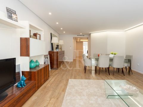 Spacious three-bedroom apartment with 150 sqm located in Quinta das Marianas, Parede. This 3-bedroom apartment is distributed as follows: upon entering, we find an entrance hall followed by a large living room of 33 sqm. Closed kitchen with 17 sqm an...