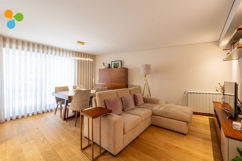 2-Zimmer-Wohnung mit 2 Suiten, Terrasse und Garage, in der Gegend von Areosa, zwischen Fernão Magalhães und Rua Costa Cabral. Bestehend aus: - Große Terrasse mit Zugang zu allen Räumen des Anwesens; - Ausgestattete Küche (Induktionsherd, Backofen und...