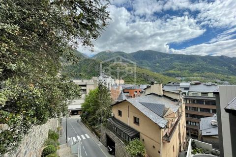 Zu verkaufendes 3-Sterne-Aparthotel in hervorragender Lage in Escaldes-Engordany, nur 10 Gehminuten vom Stadtzentrum mit einem großen kommerziellen Angebot entfernt. Wenige Kilometer von den wichtigsten Skigebieten und 10 Minuten mit dem Auto vom Gol...